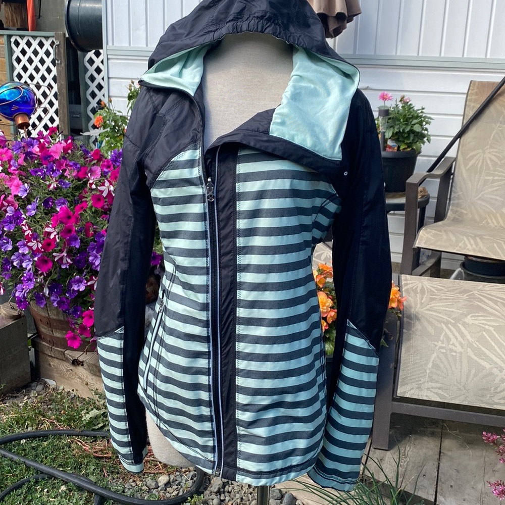 Lululemon Nwot Get Up & Glow Reflective Running Jacket Mint Green & Black